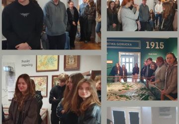 Kl. III LO i II LO zwiedzają Muzeum Regionalne PTTK w Gorlicacc